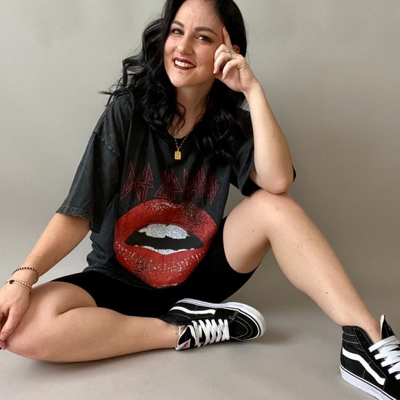 Tops - Def Leppard Love Bites Graphic Tee